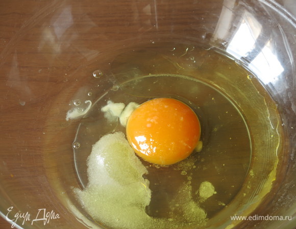 Соединяем яйцо, белки, сахар, 1 ст. л. масла растительного.