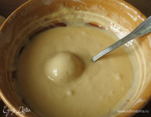 Окунаем шарики в тесто.