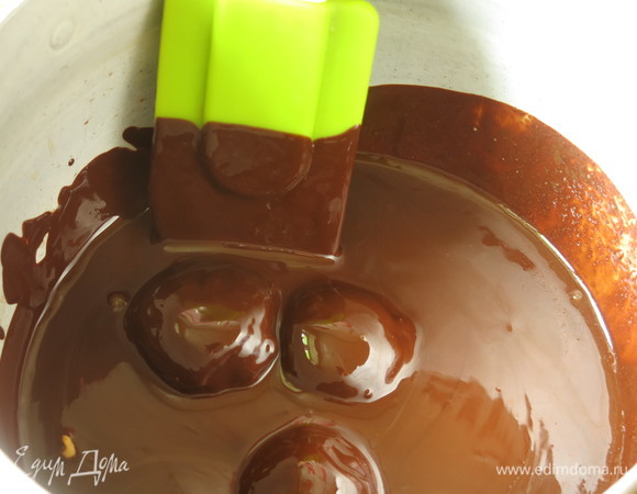 Опускаем конфеты в шоколад.