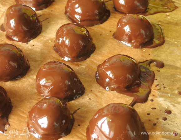 Выкладываем на бумагу и ставим в морозилку на 30–40 минут.