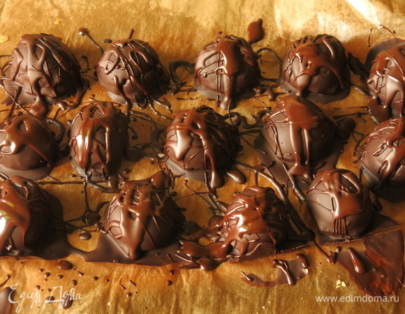 Поливаем второй раз шоколадом.