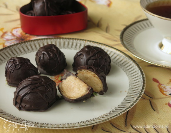 Конфеты получаются в меру сладкими, с пикантной хрустящей прослойкой. Хранить рекомендую в коробке в холодильнике. Приятного аппетита!