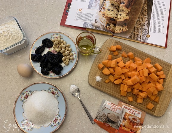Духовку предварительно разогреваем до 190°C. Подготавливаем наши ингредиенты. Режем тыкву, поджариваем немного фундук.