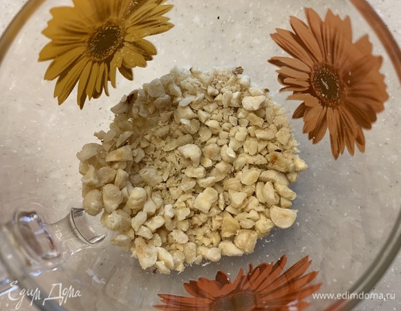 Фундук тоже измельчаем блендером так, чтобы остались небольшие кусочки.