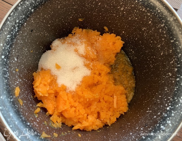 Измельченную тыкву перекладываем в небольшую кастрюлю, добавляем 2 ст. л. сахара, вливаем 50 мл воды и прогреваем на небольшом огне 5–7 минут (тыква должна быть покрыта водой, но ни в коем случае не плавать в ней). Снимаем с огня нашу тыкву и снова измельчаем в блендере до состояния пюре (в книге Юлии Высоцкой этого не было написано, но я решила измельчить до однородного состояния).
