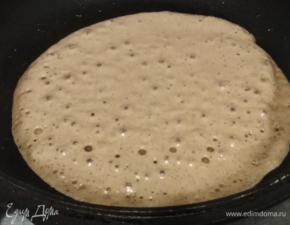 Сковороду раскалить, смазать растительным маслом.