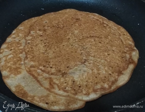 Жарить блинчики с двух сторон.