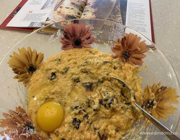 Ввести яйцо и вымешать хорошо тесто.