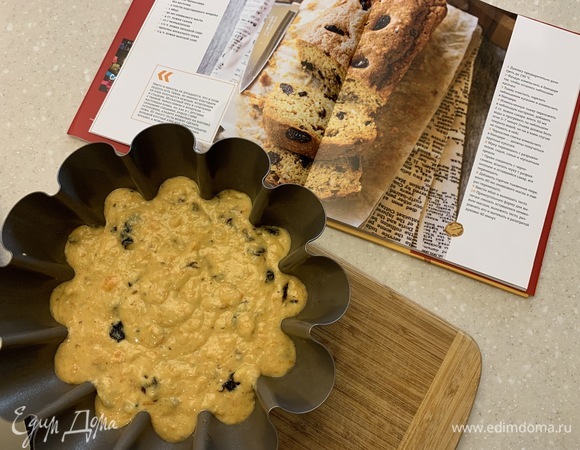 Форму для выпечки смазать оставшимся оливковым маслом, выложить тесто, разровнять его и выпекать в разогретой духовке 40 минут.