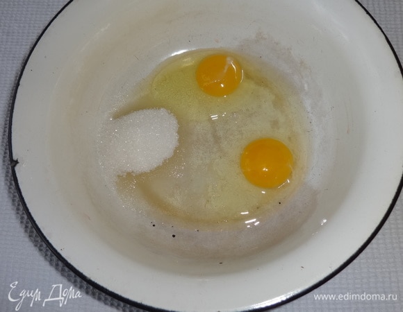 Соединить яйца, сахар, соль и ванилин, взбить.