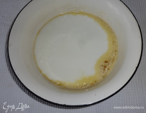 Влить кефир, перемешать.