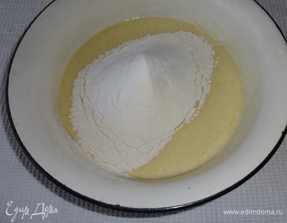 Всыпать просеянную муку и соду.