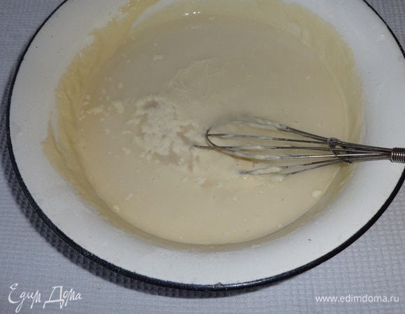 Воду вскипятить и немного остудить. Постепенно вливать воду в тесто, все время перемешивая. Дать тесту постоять 15–20 минут.