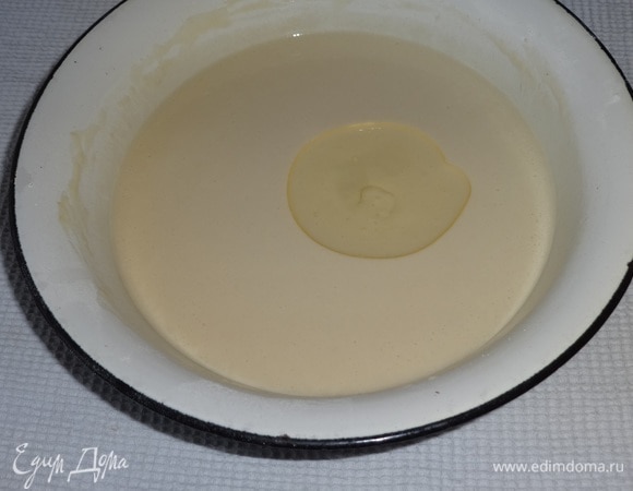 Влить в тесто растительное масло, перемешать.