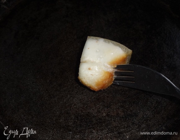 Сковороду разогреть, смазать кусочком сала. У меня старая чугунная сковорода, доставшаяся от свекрови. Блинчики я всегда пеку именно на ней.