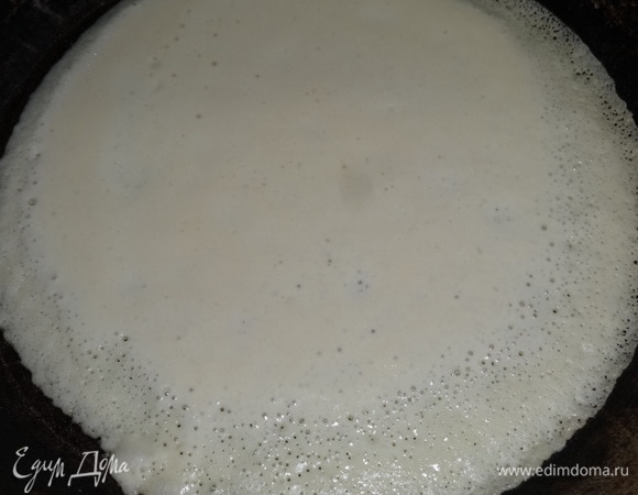 Вылить на сковороду небольшое количество теста, распределив его по всей поверхности . Жарить на среднем огне пару минут с одной стороны.