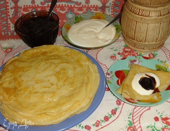 Подать блинчики на стол горячими со сметаной, вареньем, медом или несладкими добавками. Угощайтесь! Приятного аппетита! Веселой Масленицы!