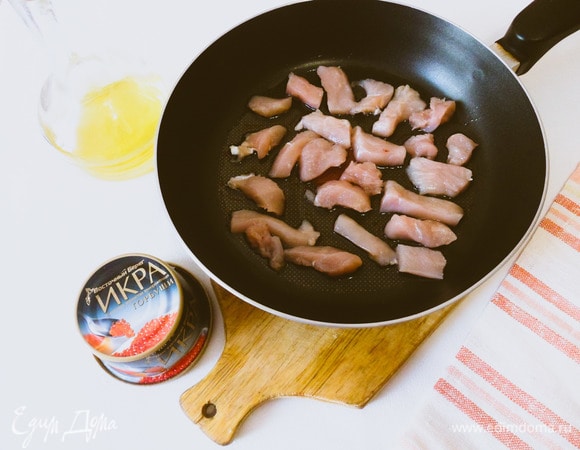 Куриное филе нарезать тонкой соломкой, обжарить на оливковом масле в течение 5 минут.