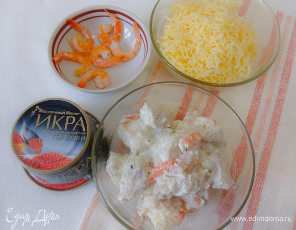 Твердый сыр натереть на средней терке.