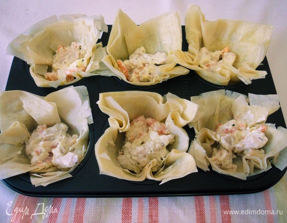 Выложить начинку.