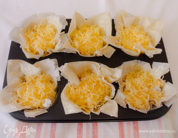 Сверху посыпать тертым сыром.