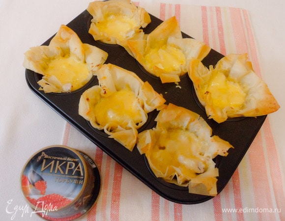 Запекать в предварительно разогретой до 180°C духовке около 15 минут или до образования золотистого цвета.