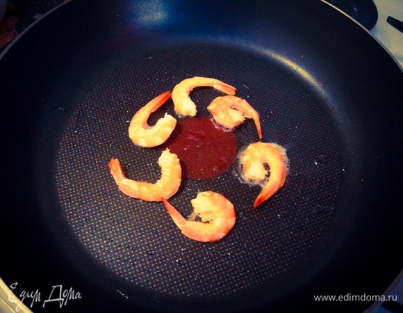 Оставшиеся креветки обжарить на сковороде с двух сторон в течение минуты.