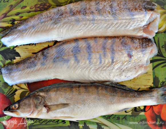 Подготовить, разморозить, почистить и промыть рыбу. Для рецепта я использовала одного целого судачка и два филе рыбы. Вы также можете взять для приготовления две целиковые рыбины.