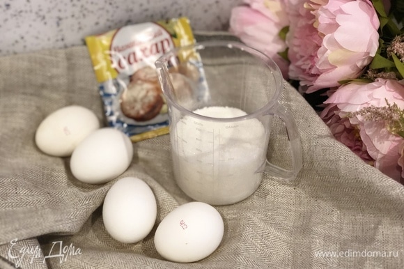 Яйца, сахар и ванилин взбить миксером.