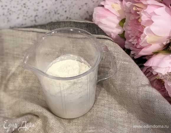 Затем всыпать муку.