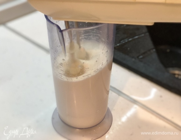 Все хорошо взбиваем. Должно получиться жидковатое тесто.