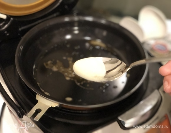 Разогретую сковороду смазать сливочным маслом и столовой ложкой налить тесто, как на оладьи (понемножку — примерно третью часть ложки).