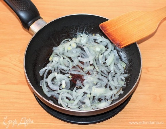 Приготовим начинку для блинов. Отвариваем яйца вкрутую. На разогретом растительном масле обжариваем до прозрачности нарезанный полукольцами репчатый лук.