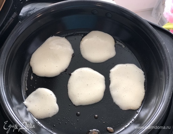 Края оладий («лепестков») не должны соприкасаться. Для бутона нужно 3 штуки, для цветка — 5.