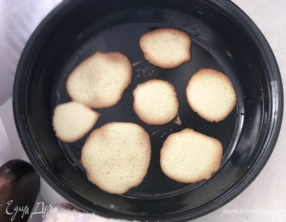 Как только края оладий подрумянятся, переворачиваем.