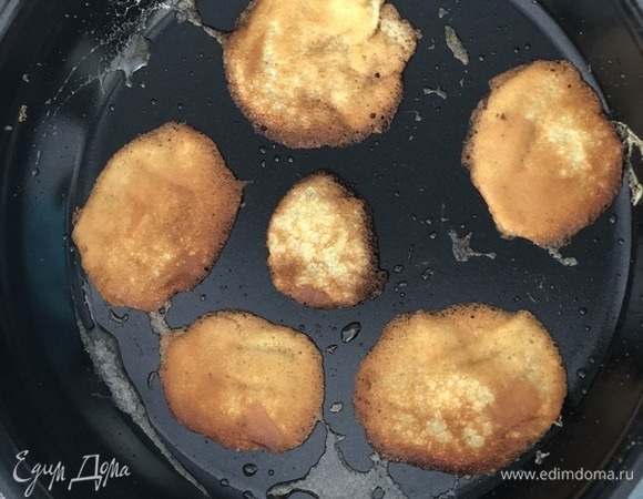 Снимаем сковороду с горячей поверхности, надеваем х/б перчатки и лопаткой поддеваем «лепестки».