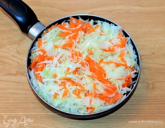 Соломкой нарезаем капусту и морковь, выкладываем к луку.
