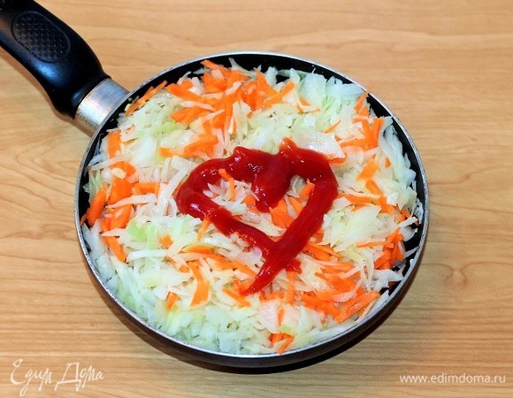 Добавляем к овощам бульон (или воду) и кетчуп, солим и перчим. Тушим под крышкой до готовности.
