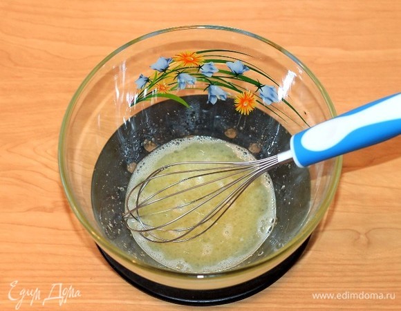 Пока тушится капуста, приготовим блины. Взбиваем венчиком яйцо (крупное).