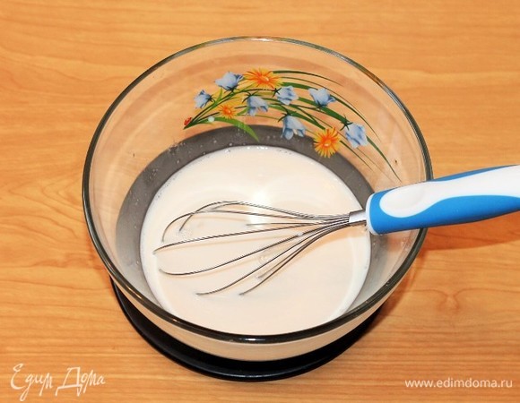Добавляем молоко, гашеную соду и сахар.