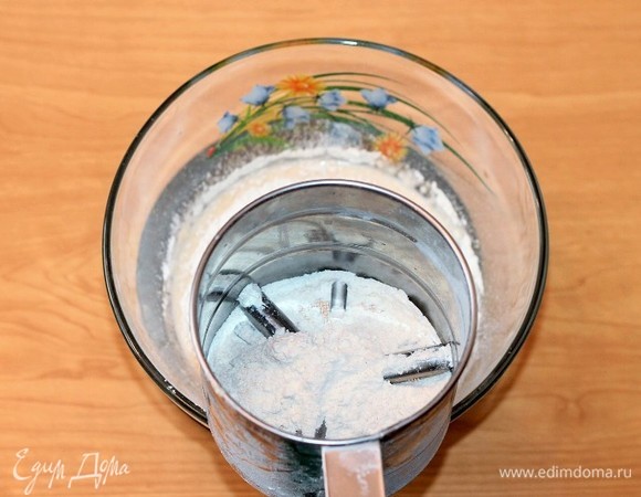 Муку просеиваем и смешиваем с солью.