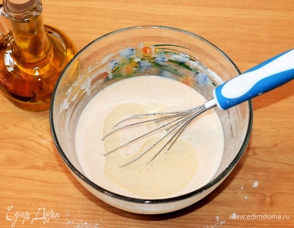 Вмешиваем небольшими частями в жидкую молочную смесь мучную. Взбиваем венчиком или миксером. Тесто получается густое. Вливаем струйкой кипяток и быстро перемешиваем. Получается жидкое тесто. Наливаем 1 ст. л. подсолнечного масла и перемешиваем.