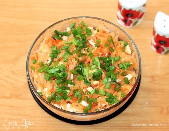 В приготовленную капусту добавляем мелко рубленные яйца и зеленый лук, солим и перемешиваем. Начинка готова!