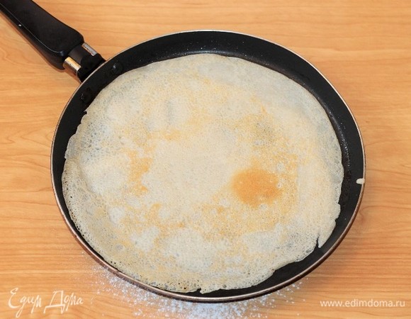 Для первого блина сковороду смазываем растительным маслом. На хорошо разогретом масле выпекаем блины с двух сторон.