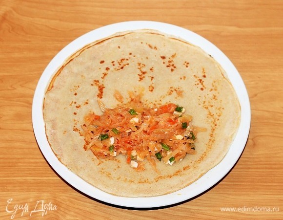 Кладем на блинчики начинку и заворачиваем конвертиком. Получается 5–6 штук.