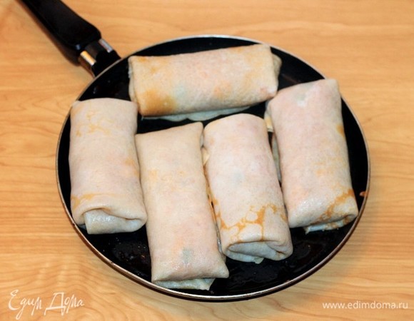 Затем на сливочном масле обжариваем блины с двух сторон.