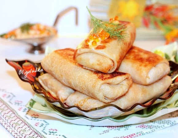 Подаем румяные блины с икорным соусом.