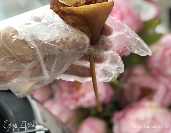 Пока они не остыли, прикрепляю на соломку (сильно прижимая). Первый лепесток надо прикрепить так, чтобы соломка не была видна. Второй — чуть ниже, третий — еще ниже.