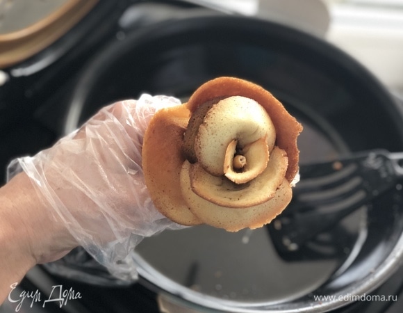 Лепесткам придать естественную форму. Затем кладу цветок на край тарелки, жду, пока полностью не остынет.