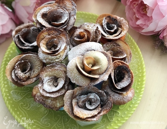 Посыпаю «розы» сахарной пудрой.